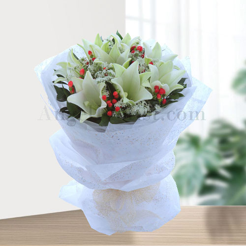 Hand Bouquet: Fairytale Blooms